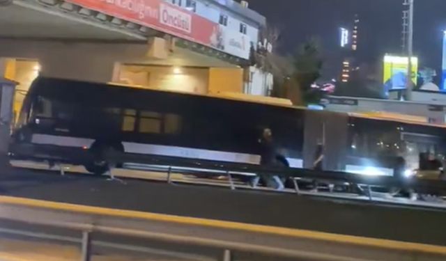 SON DAKİKA | Zincirlikuyu'da feci kaza: Metrobüs yoldan çıktı!