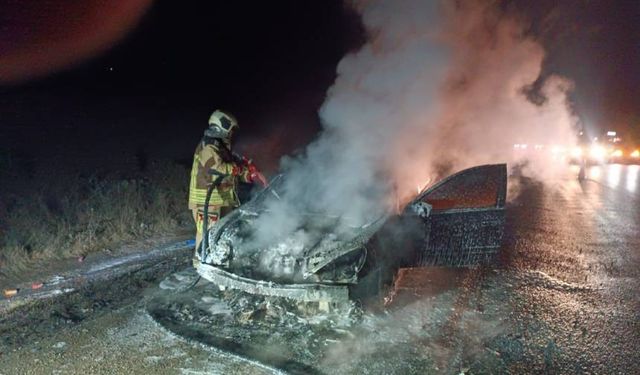 Otoyolda korkunç yangın: Araç alevlere teslim oldu