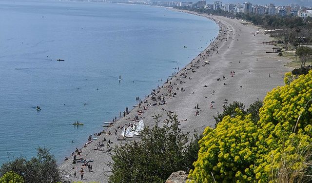 Antalya'da güneşli havayı fırsat bilenler sahillerde yoğunluk oluşturdu