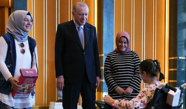 Cumhurbaşkanı Erdoğan, kendisiyle görüşmek isteyen engelli kız çocuklarını ağırladı!