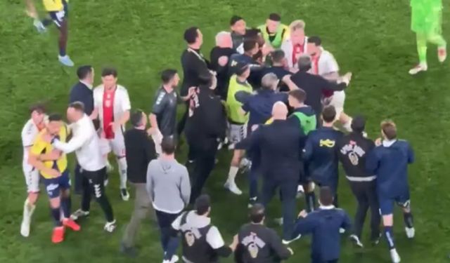 Fenerbahçe - Samsunspor maçında kavga: Birbirlerine girdiler