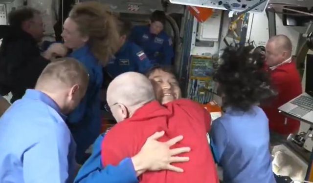 Uzayda mahsur kalmışlardı! NASA ekibi istasyona ulaştı