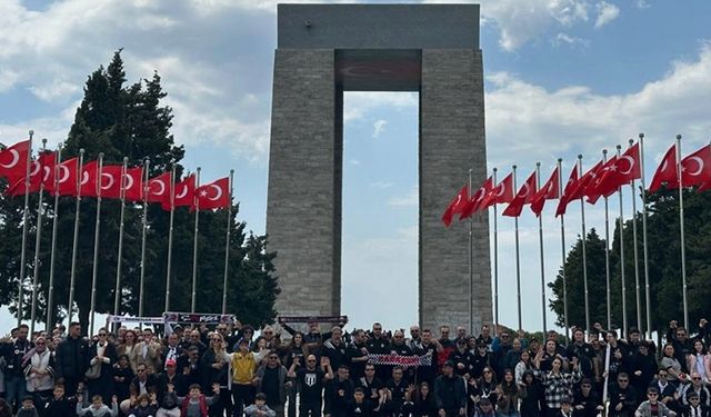 Beşiktaş taraftarları Çanakkale Şehitler Abidesi'ni ziyaret etti