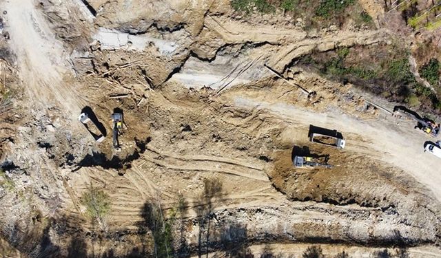 Heyelan nedeniyle kapanan Kastamonu-Çatalzeytin kara yolunda çalışmalar sürüyor
