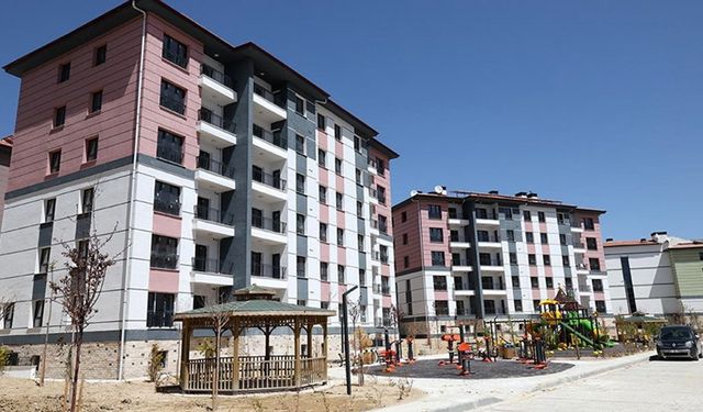 Malatya'nın Darende ilçesindeki deprem konutlarına ilk afetzede aile yerleşti