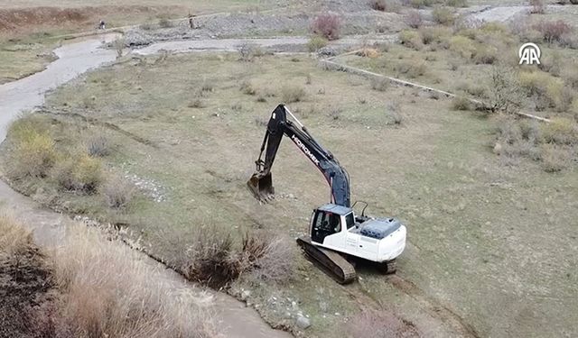 En kurak illerden Iğdır'daki 200 kilometrelik sulama kanalları temizleniyor