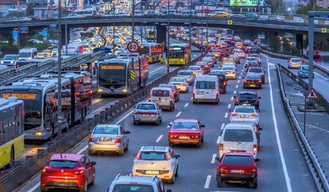 İstanbul'da pazartesi çilesi: Trafikte yoğunluk yüzde 80'e ulaştı