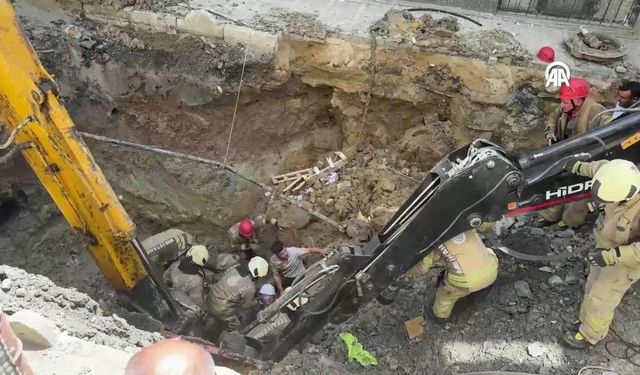 Bayrampaşa'da yol çöktü: Göçük altında kalan işçi kurtarıldı