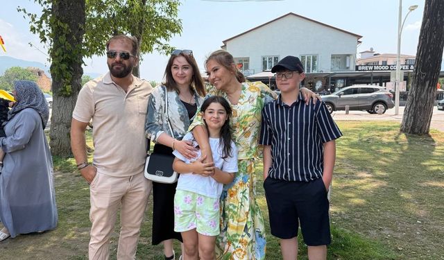 Demet Akalın, sahnede göz yaşlarına boğduğu küçük hayranıyla buluştu