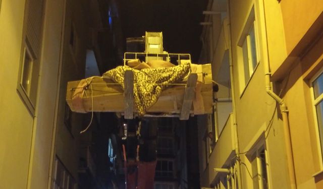 Evinde ölü bulundu, 165 kiloluk cenaze vinçle çıkarıldı