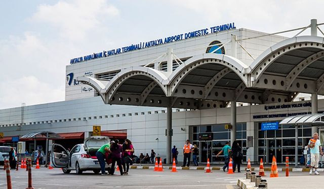 Antalya Havalimanı'nda tavan çöktü: 1 yaralı