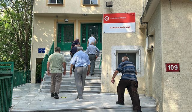 İzne çıkan imam, camiyi kilitledi cemaat tepki gösterdi