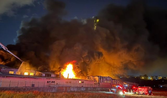 Arnavutköy’de gece yarısı yangını: Fabrika alev alev yandı