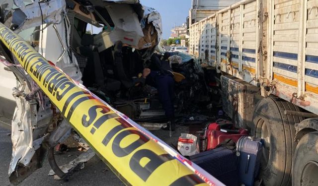 Mersin’de tatil yolunda feci kaza: 2 ölü, 10 yaralı