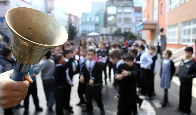 İstanbul’da milyonlarca öğrenci için flaş karar: Ders saati değişti