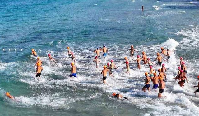 Kuşadası’nda kulaçlar otizmli çocuklar için atıldı