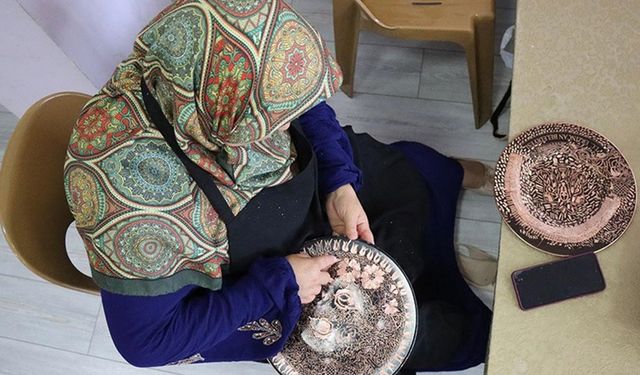 Erzincanlı kadınlar bakır işlemeciliğini geleceğe taşıyor