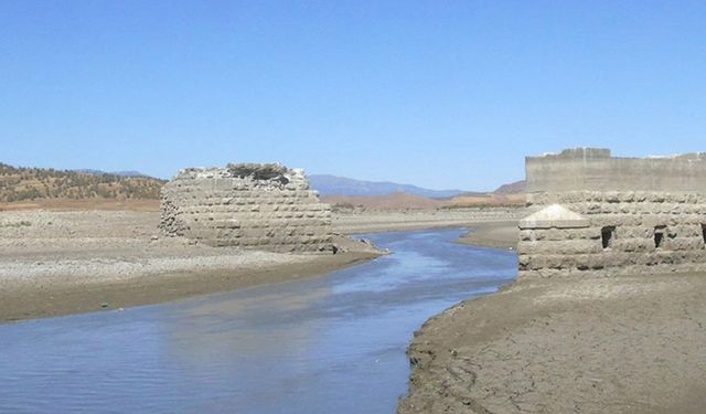 Gaziantep'te baraj suyu çekilince eski demiryolu köprüsünün ayakları gün yüzüne çıktı