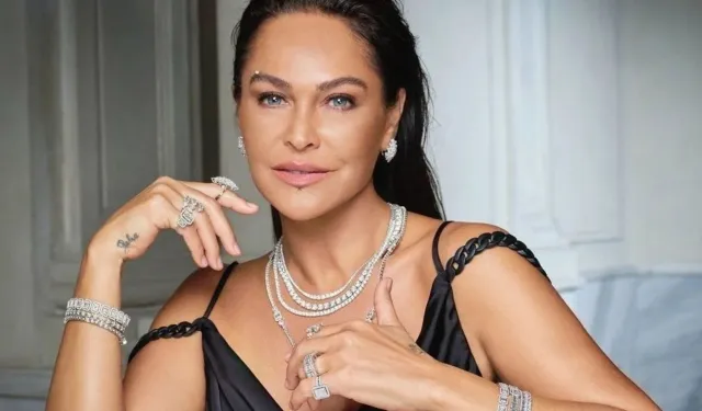 Hülya Avşar tenis kortuna öyle bir kıyafetle çıktı ki... Kimse maçı izlemedi