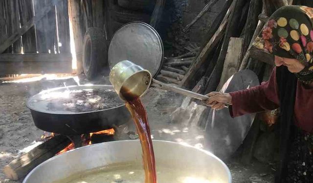 50 kiloluk kazanlarda 1 litre külle kaynatılıyor, kilosu 500 liradan satılıyor