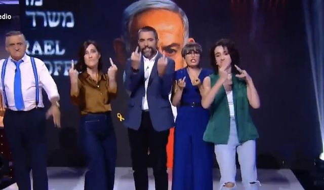 Tüm stüdyo tek hareketle protesto etti: Netanyahu’ya orta parmak!