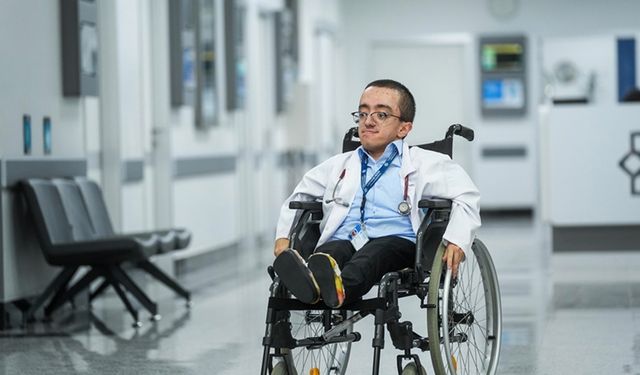 Cam kemik hastalığıyla büyüyen Hamza "doktorluk" hayalini gerçeğe dönüştürdü