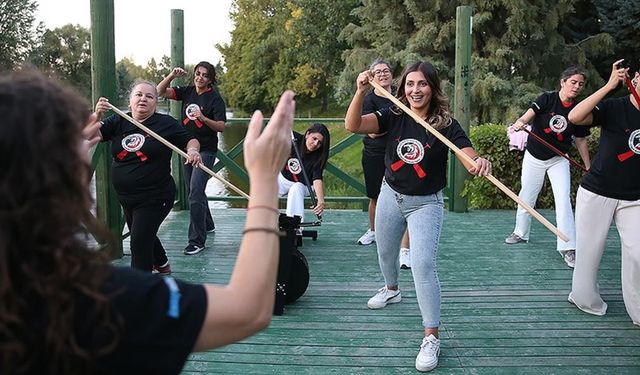 İşitme engelli kadınlardan oluşan "Sessiz Ejderhalar", engelleri aşmak için kürek çekiyor