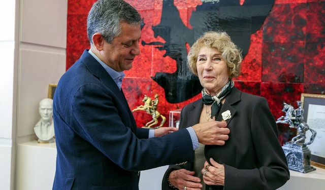 Yazar Ayşe Kulin CHP'ye katıldı