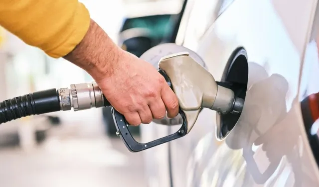 Akaryakıta zam geldi mi? Motorin, LPG ve benzine zam mı indirim mi geldi? İşte 4 Ekim 2025 güncel akaryakıt fiyatları