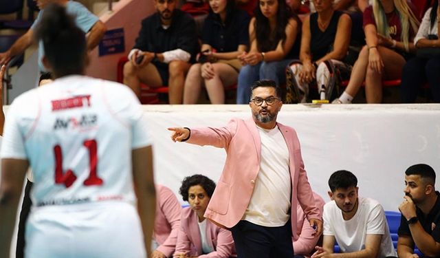 Basketbol antrenörleri, meme kanseri farkındalığı için parkeye pembe ceketle çıkıyor