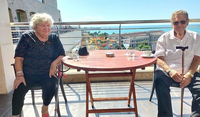 Alman çift 28 yıldır tatil için Antalya'yı tercih ediyor