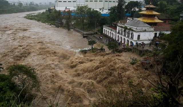 Nepal'de şiddetli yağışların yol açtığı afetlerde 22 kişi hayatını kaybetti