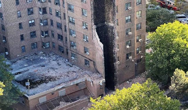 New York'ta dehşet! 17 katlı binanın bir kısmı çöktü