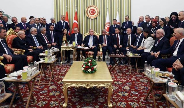Gündemden düşmeyen fotoğrafa bir açıklama da Saadet Partisi'nden
