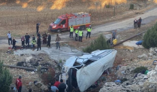 Katliam gibi kaza:İşçi servisi devrildi çok sayıda ölü ve yaralı var