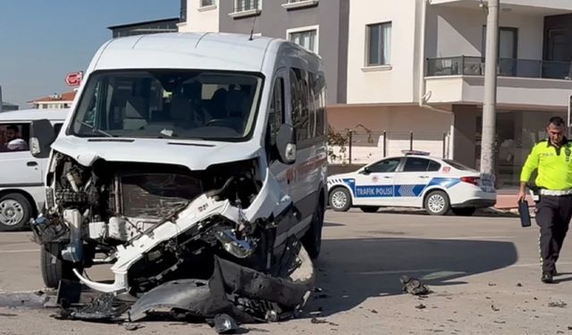 Aksaray’da otomobil ile servis minibüsü çarpıştı