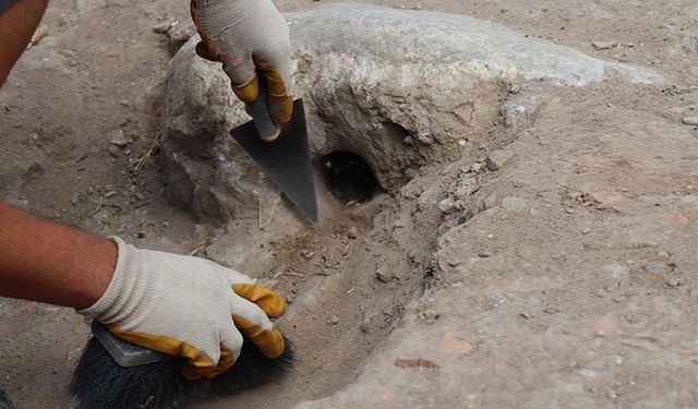 İznik Roma Tiyatrosu'nda mermer döşemeli yollar ve kanalizasyon hattı bulundu