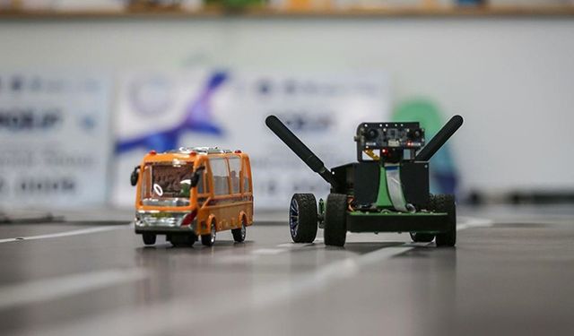 Meslek liseliler tasarladıkları mini otonom araçla uluslararası yarışmalarda zirveyi hedefliyor