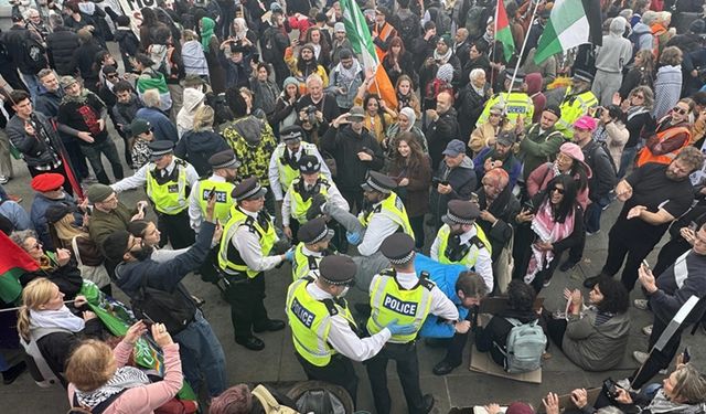 İngiltere'de yasaklı Palestine Action grubuna destek eyleminde 355 kişi gözaltına alındı