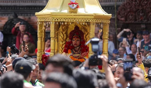 Sadece 2 yaşında: Nepal’in yeni 'yaşayan tanrıçası' oldu
