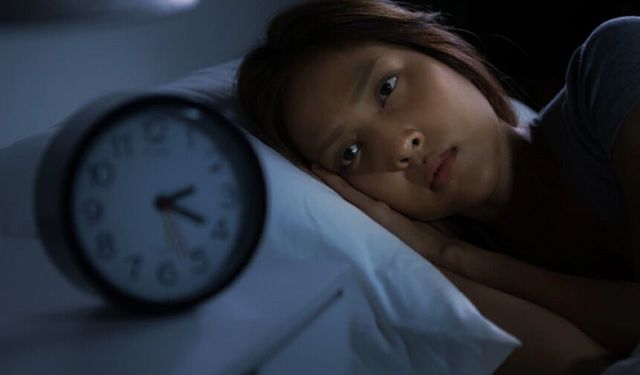 Gece 2’de hâlâ uyanıksanız suçlu beyniniz değil, tabağınız!