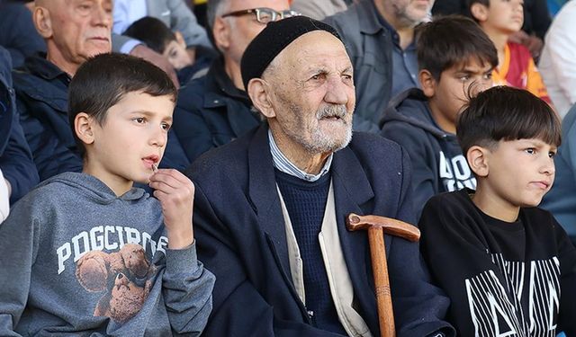 85'lik Selahattin dede "kolunda torunları elinde bastonuyla" maçlara gidiyor