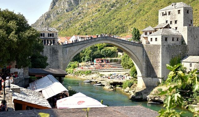 Bosna Hersek'teki Osmanlı mirası Mostar Köprüsü'nün yıkılışının 32. yılı