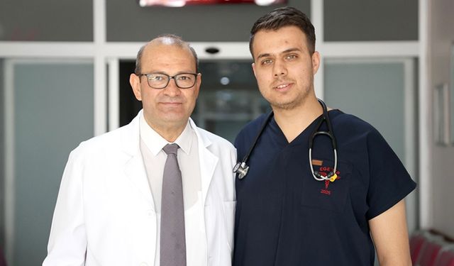 Çocukluğunu geçirdiği hastanede doktor olarak babasıyla görev yapıyor