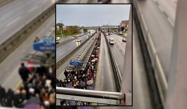 İstanbul metrobüs hattı felç oldu: Duraklar tıklım tıklım