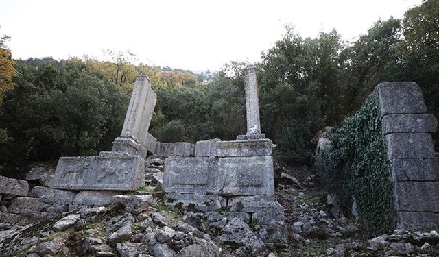 İlk defa kazı çalışması yapılan Termessos'taki iki anıt mezar ayağa kaldırılıyor