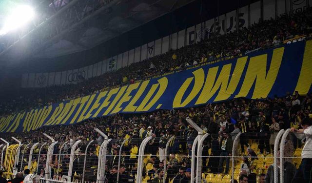 Fenerbahçe taraftarından, oyunculara Galatasaray maçını hatırlatan pankart