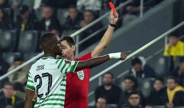 Jhon Duran kırmızı kart gördü