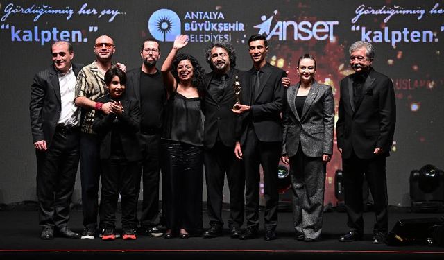 Altın Portakal'da 'Tavşan İmparatorluğu' filmi ödülleri sildi süpürdü