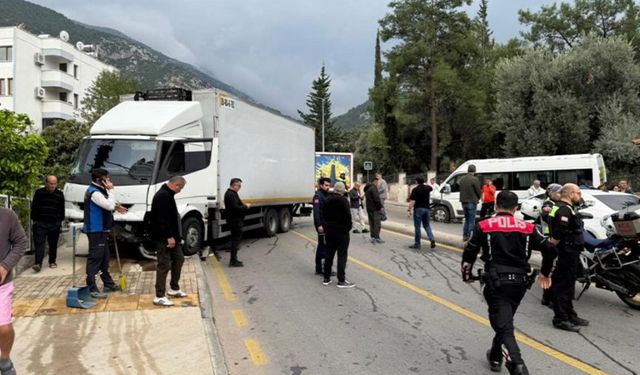 Öğrenci servisi ile kamyon çarpıştı: 23 yaralı, 22’si öğrenci